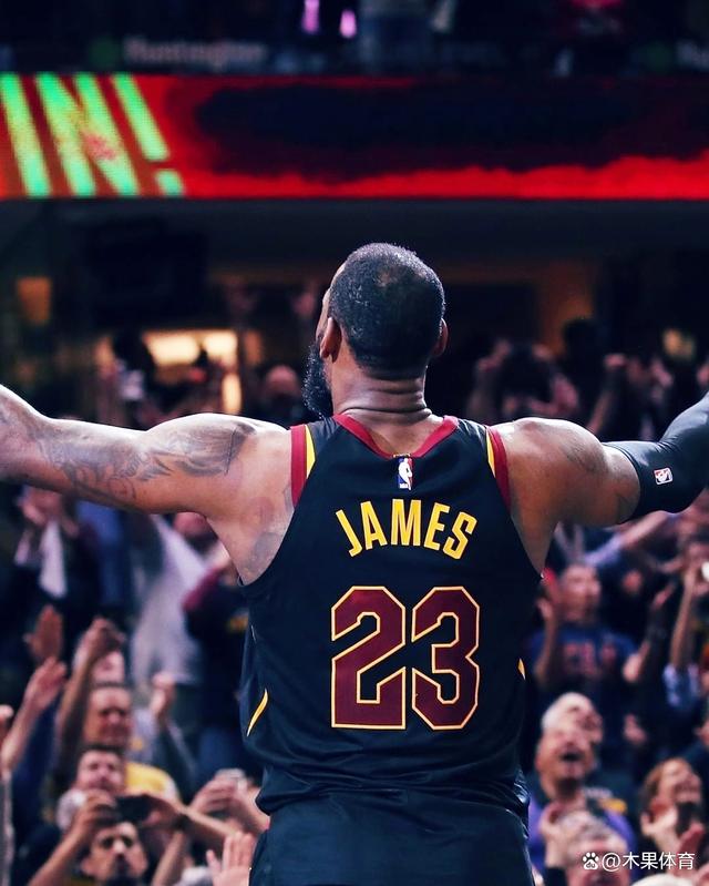 詹姆斯在比赛中展现出超凡表现,赢得球迷们的掌声的简单介绍 詹姆斯在比赛中展现出超凡表现,赢得球迷们的掌声的简单介绍