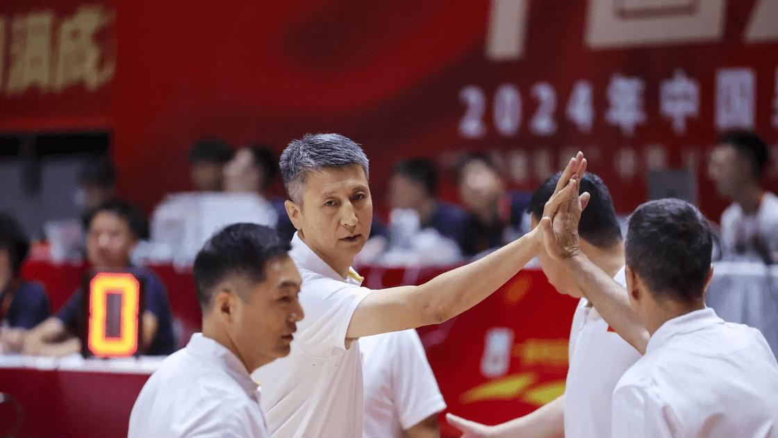 比赛中球队精神面貌全新,赢得全场掌声 比赛中球队精神面貌全新,赢得全场掌声