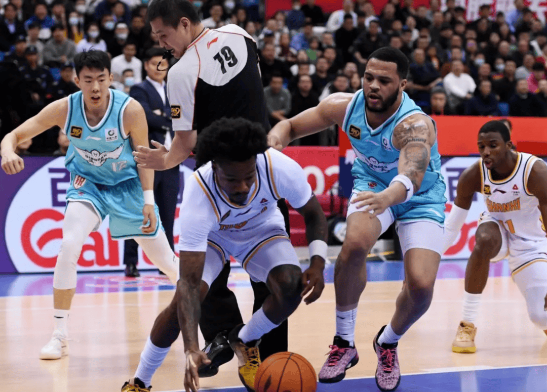 中国篮球职业联赛今晚的厮杀 中国篮球职业联赛今晚的厮杀