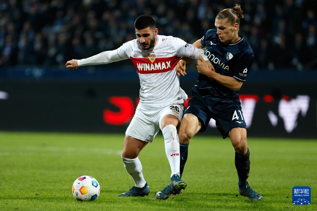 斯图加特球员在比赛中表现抢眼 斯图加特球员在比赛中表现抢眼