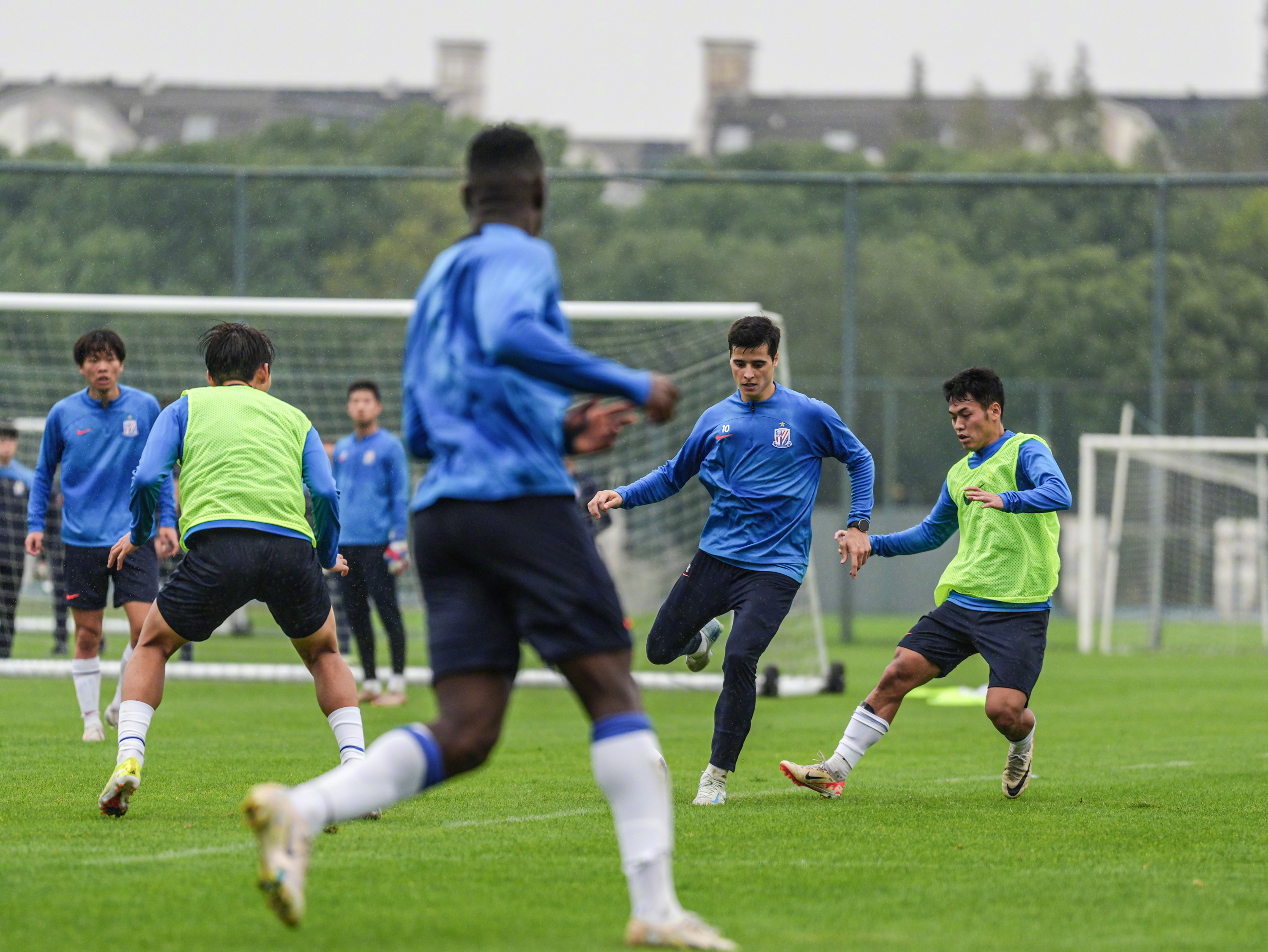 球队训练场上积极训练,期待新赛季 球队训练场上积极训练,期待新赛季