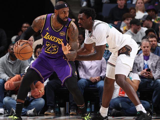 深圳队逆转灰熊，詹姆斯带队取胜