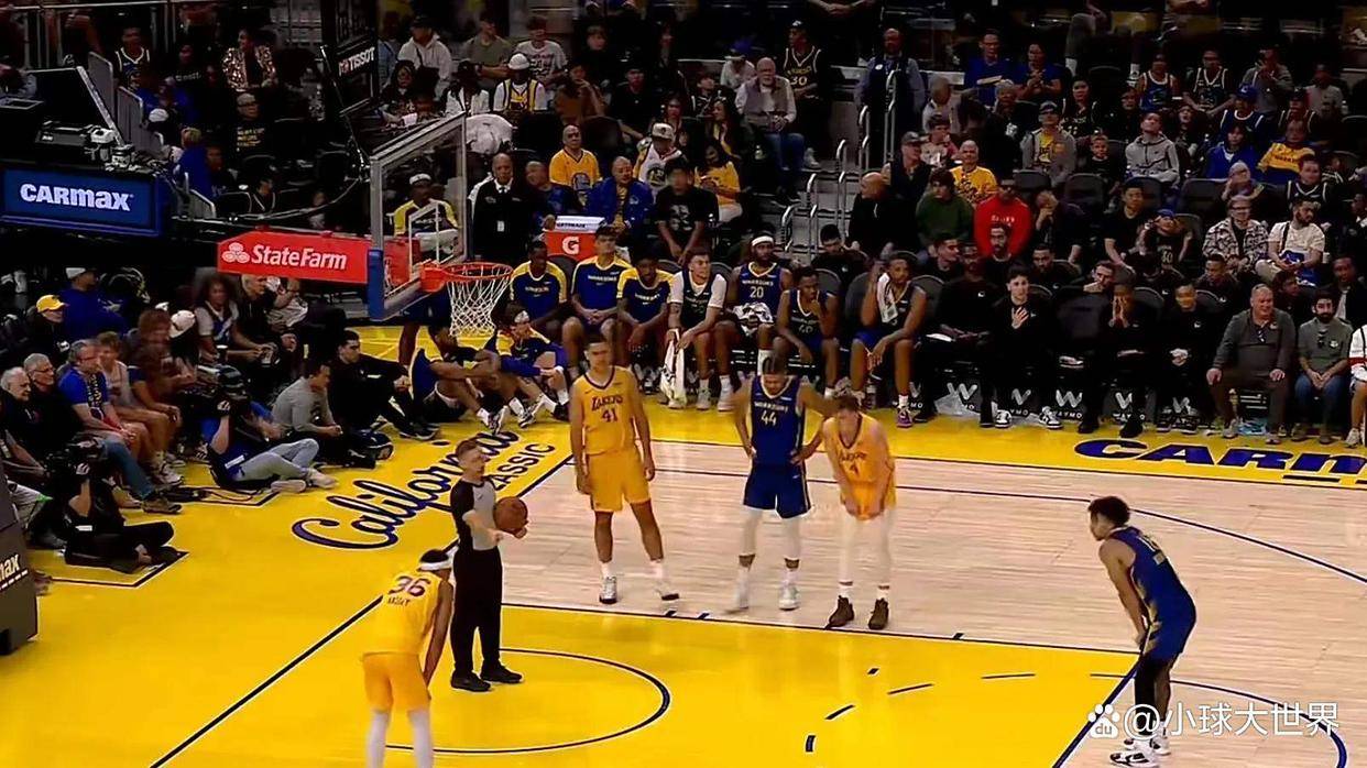 国王翻盘热火,库里扛起全队 国王翻盘热火,库里扛起全队