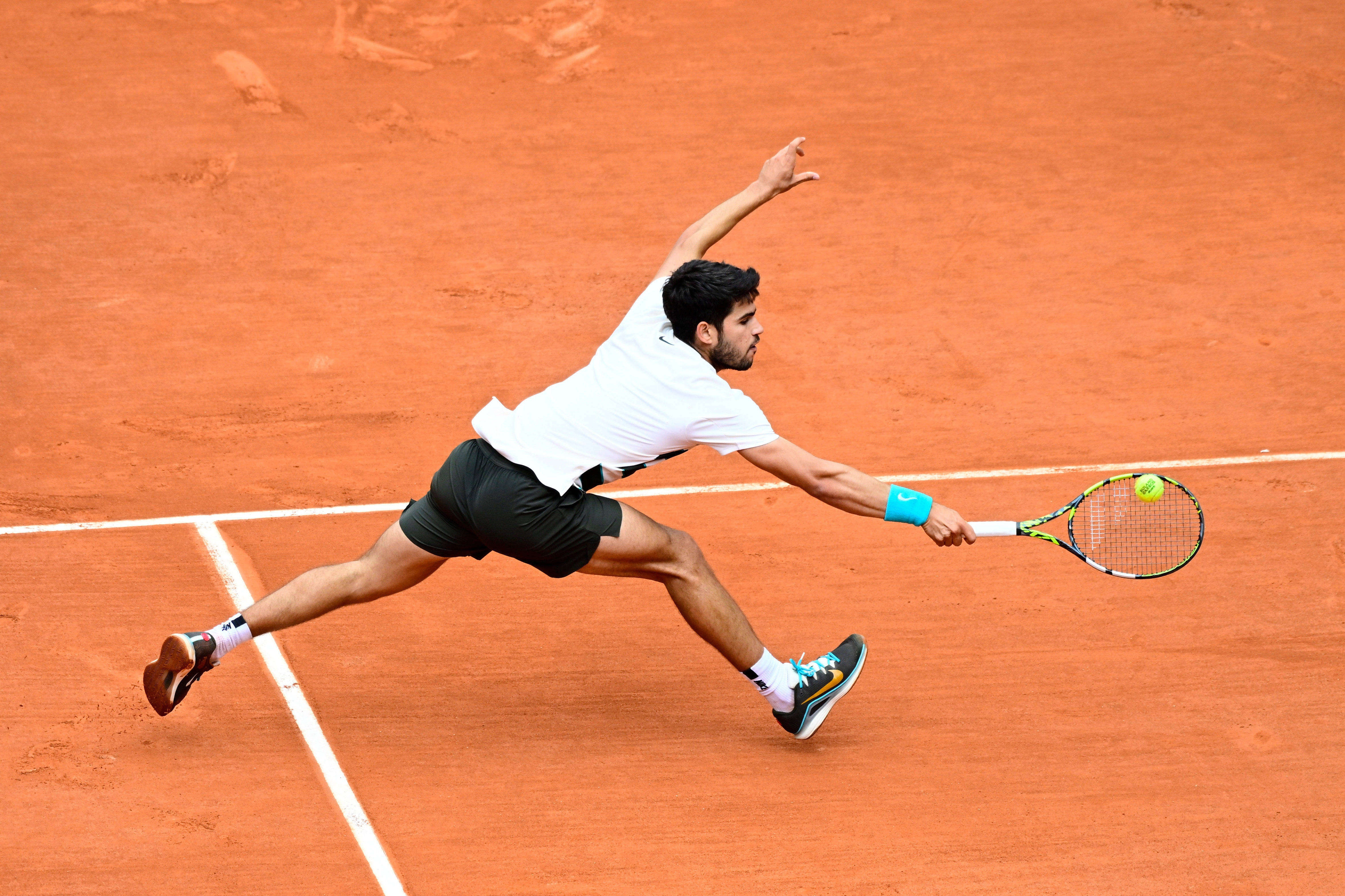 法网险胜拉沃尔杯,阿尔卡拉斯扛起全队 法网险胜拉沃尔杯,阿尔卡拉斯扛起全队