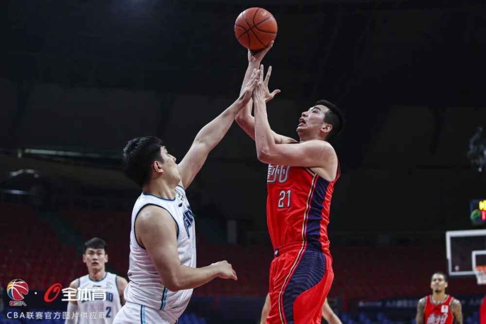 青岛队力克四川队,浓眉哥高光表现 青岛队力克四川队,浓眉哥高光表现